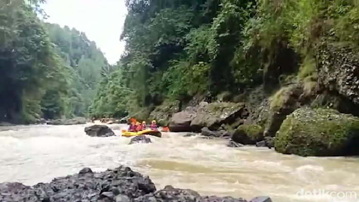Arung jeram di Sungai Mai'ting