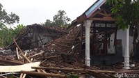 Pantauan di lokasi, Minggu (12/9/2021), puluhan orang datang ke lokasi ledakan. Mereka berasal dari desa setempat, tetangga desa bahkan dari kecamatan lain. Puluhan orang ini berkerumun di luar garis polisi yang masih melintangi tempat kejadian perkara.