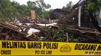 Kondisi runtuhan 2 bangunan rumah masih sama dengan sebelumnya. 2 rumah hancur lebur. Dinding tembok menjadi serpihan, kayu-kayu berserakan dan genting-genting menjadi kepingan. 