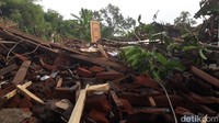 Seperti diberitakan, 2 rumah di Dusun Macan Putih, Desa Pekangkungan, Kacamatan Gondangwetan, Kabupaten Pasuruan, hancur akibat ledakan keras, Sabtu (11/9/2021) pukul 08.00 WIB. Selain itu ada belasan rumah yang mengalami kerusakan ringan di bagian atap, kaca dan plafon.