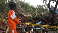 Ledakan dahsyat diduga berasal dari pembuatan bondet atau bom ikan pada pukul 08.00 WIB itu menyebabkan 2 rumah hancur. 2 penghuni rumah tewas yakni Ghofar (40) dan ayahnya Mat Shidiq (60).