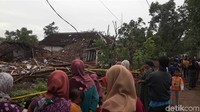 Sejumlah warga berdatangan ke lokasi ledakan yang menghancurkan 2 rumah dan menewaskan 2 penghuninya di Pasuruan, Jawa Timur, Minggu (12/9/2021). 
