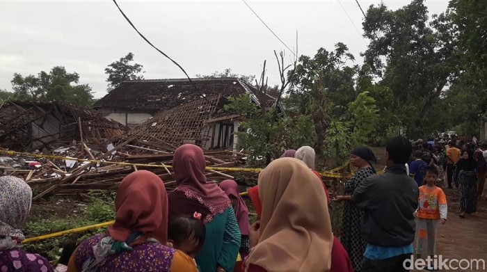 Lokasi ledakan yang menghancurkan dua rumah dan menewaskan 2 penghuninya ramai didatangi warga. Mereka datang untuk melihat langsung kondisi di lokasi kejadian.