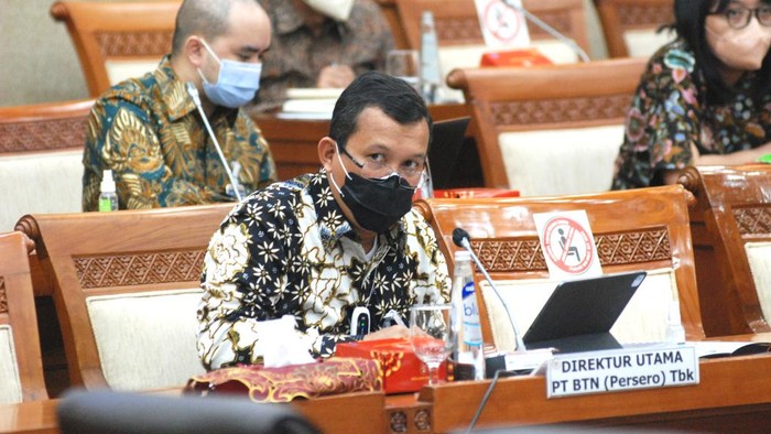 BTN Butuh Suntikan Modal Negara Rp 2T Direktur Utama PT Bank Tabungan Negara (Persero) Tbk. Haru Koesmahargyo memaparkan rencana pembiayaan perumahan dalam lima tahun ke depan dalam Rapat Dengar Pendapat (RDP) bersama Komisi VI Dewan Perwakilan Rakyat (DPR) RI di Jakarta. Bank BTN berencana akan membidik penyaluran Kredit Pemilikan Rumah sekitar 1,2 juta hunian untuk MBR dalam lima tahun ke depan. Untuk mendukung rencana bisnis perseroan tersebut, Bank BTN membutuhkan tambahan modal dalam bentuk Penyertaan Modal Negara senilai Rp2 triliun pada 2022. Kebutuhan tambahan modal tersebut nantinya akan dipenuhi melalui skema rights issue sehingga kepemilikan saham negara di BBTN diharapkan tidak terdelusi dan pemerintah masih sebagai pemegang saham mayoritas atau pengendali.