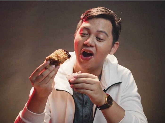 Begini Gaya Kocak Chandra Liow saat Jajan Es Krim