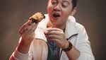 Begini Gaya Kocak Chandra Liow saat Jajan Es Krim