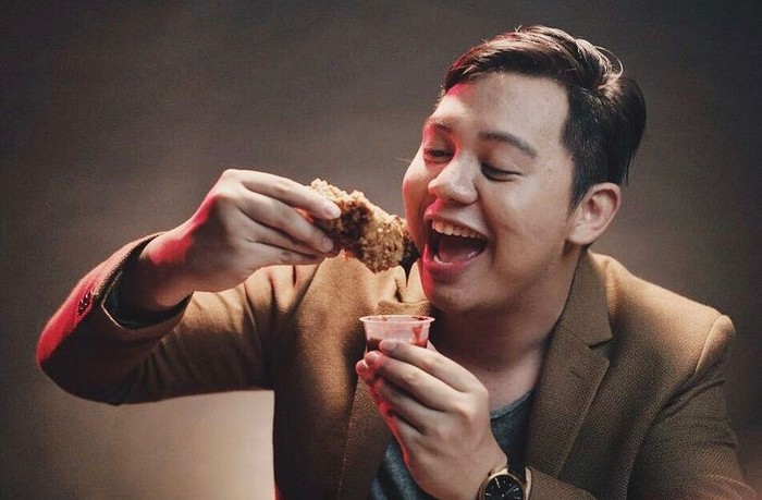 Begini Gaya Kocak Chandra Liow saat Jajan Es Krim