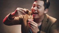 Selama sakit, Chandra Liow juga sempat vakum beberapa minggu dari YouTube. Kontennya yang menghibur memang selalu ditunggu oleh penonton. Foto: Instagram @chandraliow