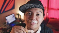 Chandra Liow memang terkenal dengan gayanya yang kocak. Hal tersebut dapat terlihat di momen ini saat ia menikmati es krim. Foto: Instagram @chandraliow