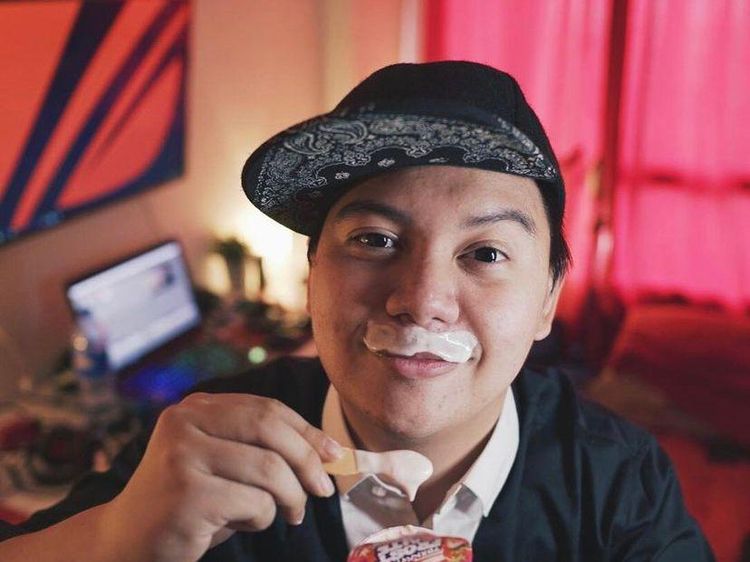 Begini Gaya Kocak Chandra Liow saat Jajan Es Krim