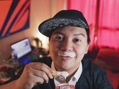 Begini Gaya Kocak Chandra Liow saat Jajan Es Krim