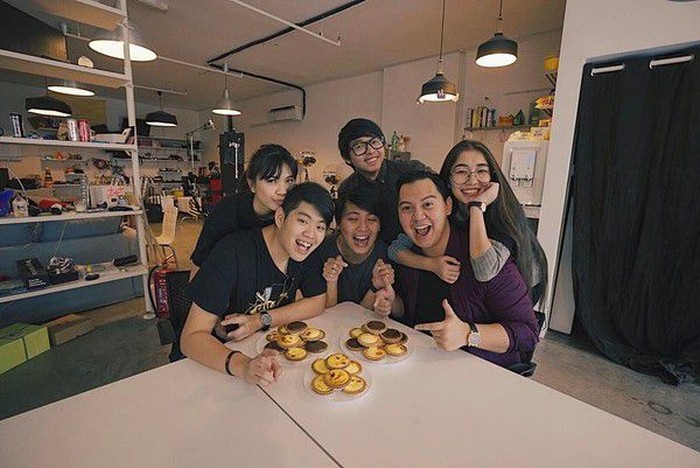 Begini Gaya Kocak Chandra Liow saat Jajan Es Krim