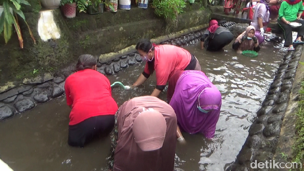 emak-emak lomba tangkap ikan
