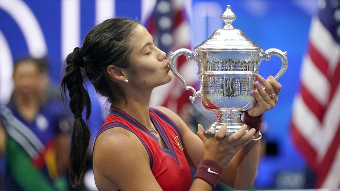 Emma Raducanu, of Britain, kisses the US Open championship trophy after defeating Leylah Fernandez, of Canada, during the womens singles final of the US Open tennis championships, Saturday, Sept. 11, 2021, in New York. (AP Photo/Seth Wenig)