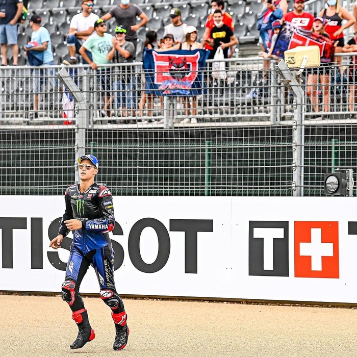 Fabio Quartararo memberikan sarung tangannya kepada fans