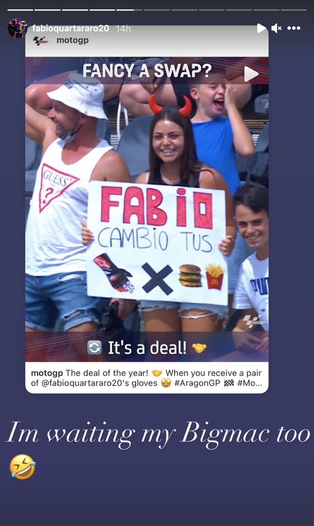 Fabio Quartararo memberikan sarung tangannya kepada fans