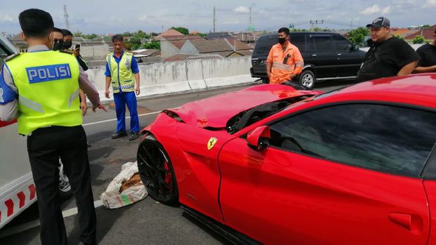 ferrari kecelakaan di tol juanda-waru