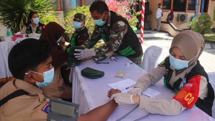 Forkopimda NTB genjot vaksinasi COVID-19 untuk mencapai target 70 persen populasi tervaksin.
