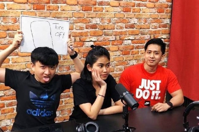 Para penonton setia Podcast Close The Door milik Deddy Corbuzier mungkin sudah tak asing lagi melihat wajah wanita cantik yang satu ini. Wanita cantik bernama Paramita Listyasari ini merupakan asisten dari Deddy Corbuzier. Dirinya pun kerap kali tampil di dalam podcast milik Deddy. Foto: Instagram