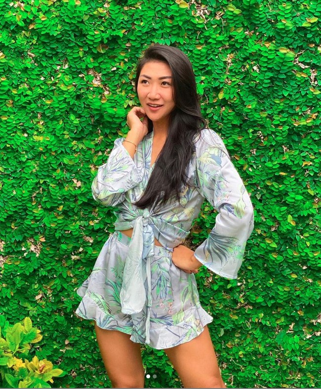 Nama Theresa Wienathan semakin dikenal usai dirinya menjadi asisten pribadi Nia Ramadhani. Di media sosialnya sendiri Theresa Wienathan sering membagikan momen-momen kebersamaannya bersama Nia Ramadhani. Gaya penampilan Theresa pun tak kalah fashionable dari Nia Ramadhani. Foto: Instagram