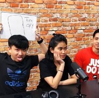 Para penonton setia Podcast Close The Door milik Deddy Corbuzier mungkin sudah tak asing lagi melihat wajah wanita cantik yang satu ini. Wanita cantik bernama Paramita Listyasari ini merupakan asisten dari Deddy Corbuzier. Dirinya pun kerap kali tampil di dalam podcast milik Deddy. Foto: Instagram