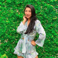 Nama Theresa Wienathan semakin dikenal usai dirinya menjadi asisten pribadi Nia Ramadhani. Di media sosialnya sendiri Theresa Wienathan sering membagikan momen-momen kebersamaannya bersama Nia Ramadhani. Gaya penampilan Theresa pun tak kalah fashionable dari Nia Ramadhani. Foto: Instagram