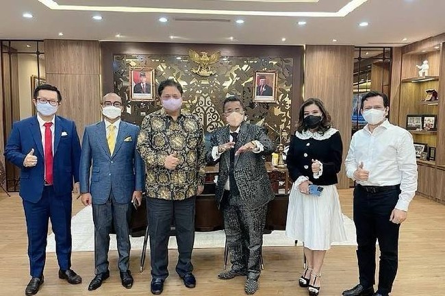 Nurbaini Janah juga menjadi salah satu asisten artis yang berwajah cantik. Nurbaini Janah merupakan asisten pribadi Hotman Paris. Nurbaini diketahui telah bekerja dengan Hotman Paris selama kurang lebih 20 tahun. Selain menjadi asisten Hotman Paris, Nurbaini juga berprofesi sebagai seorang pengacara. Foto: Instagram