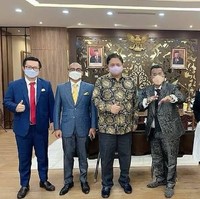 Nurbaini Janah juga menjadi salah satu asisten artis yang berwajah cantik. Nurbaini Janah merupakan asisten pribadi Hotman Paris. Nurbaini diketahui telah bekerja dengan Hotman Paris selama kurang lebih 20 tahun. Selain menjadi asisten Hotman Paris, Nurbaini juga berprofesi sebagai seorang pengacara. Foto: Instagram