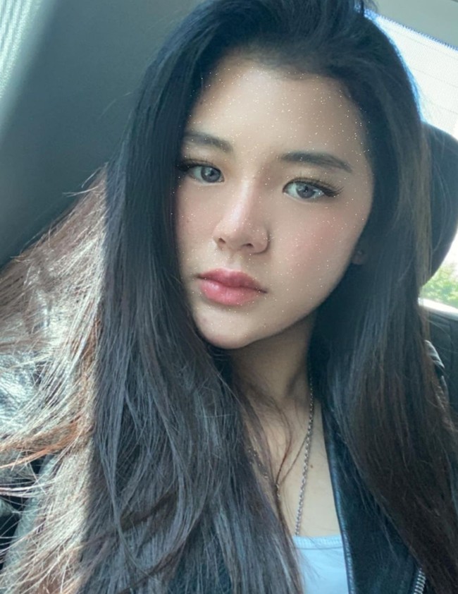 Terakhir ada Vindyka Giselle yang merupakan sekretaris pribadi Ashanty. Vindyka memiliki wajah cantik yang juga tak kalah dari Ashanty. Di Instagram Vindyka sendiri cukup aktif. Hingga kini dirinya telah memiliki lebih dari 100 ribu pengikut di Instagram. Foto: Instagram