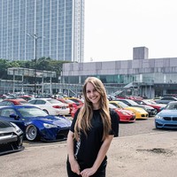 Waktu di Aceh belum pacaran hanya teman. Setelah intens Whatsapp kita bilang oke kita mau relationship. Dulu cuma lewat chat tapi jatuh cinta. Dan saya balik, lalu kita menikah, kenang Tiphaine. Foto: Dok. Instagram @tiphaine_pln.