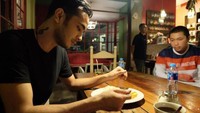 Mengunjungi sebuah kafe juga menjadi pilihan Marthino untuk rehat dari aktivitasnya. Sebuah kafe di kawasan Kemang digadang-gadang menjadi tempat favorit Marthino untuk melipir setelah shooting. Foto: Instagram/marthinolio