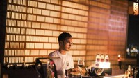 Disela-sela kesibukannya sebagai aktor, Marthino Lio kerap menghabiskan waktunya bersama teman-temannya. Hangout malam menikmati hembusan angin pantai menjadi caranya bersama teman-teman untuk menghabiskan malam. Foto: Instagram/marthinolio