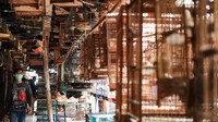 Setiap lorong terpantau hiruk pikuk aktivitas pasar.  