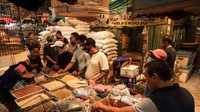 Selama PPKM level 3, masyarakat tetap wajib mematuhi protokol kesehatan di tempat umum. Tetapi, masih ada beberapa pedagang dan warga di Pasar Burung Pramuka yang berkerumun dan tidak memakai masker.