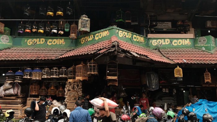 Geliat Pasar Burung Pramuka yang Ramai Saat Akhir Pekan Pasar Burung Pramuka tetap bergeliat saat Jakarta berstatus PPKM level 3. Warga ramai mendatangi Pasar Burung Pramuka pada akhir pekan.