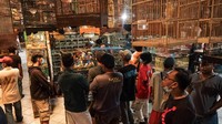 Pasar Burung Pramuka yang berada di Jakarta ramai dikunjungi warga pada hari Minggu (12/9/2021).  