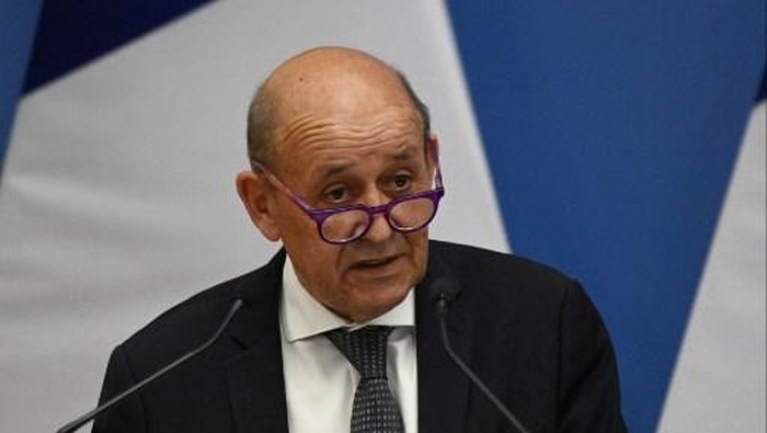 French European and Foreign Affairs Minister Jean-Yves Le Drian addresses a press conference with his Hungarian counterpart after their meeting in Budapest on September 10, 2021, (Photo by Attila KISBENEDEK / AFP)