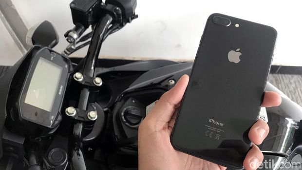 Ilustrasi iPhone di Motor