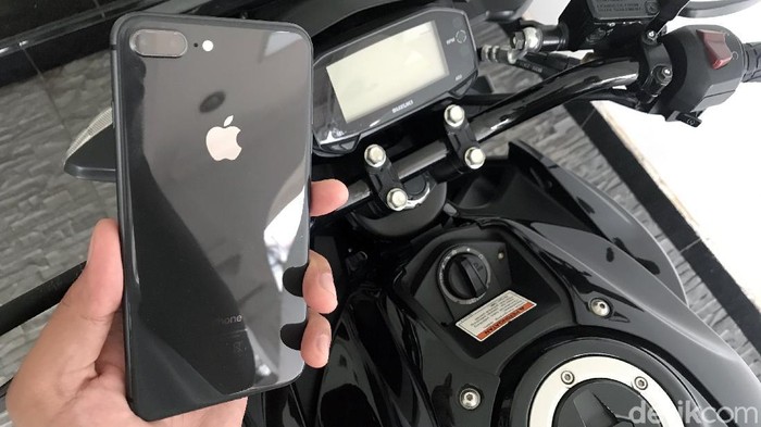 Ilustrasi iPhone di Motor