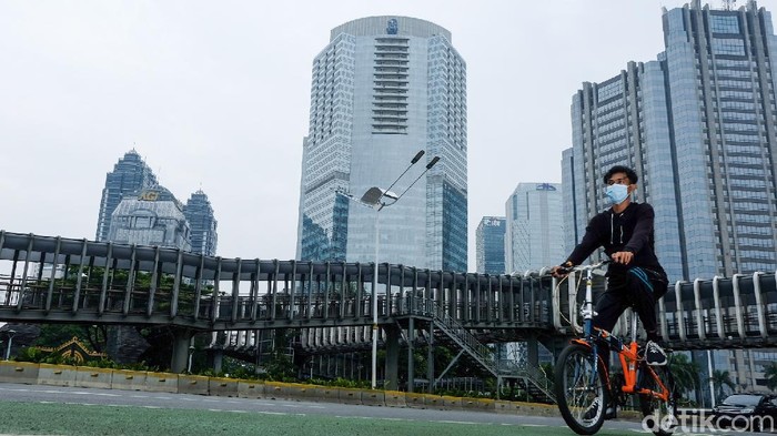 Kawasan Sudirman-Thamrin ramai dilalui pesepeda di tengah PPKM level 3 di Jakarta. Meski dilarang, masih ada goweser yang wara-wiri di san untuk olahraga.