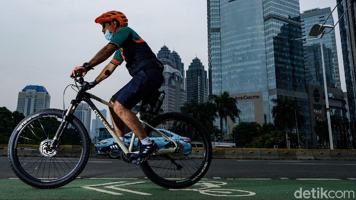 Jakarta Masih PPKM Level 3, Kawasan Sudirman-Thamrin Ramai Pesepeda Kawasan Sudirman-Thamrin ramai dilalui pesepeda di tengah PPKM level 3 di Jakarta. Meski dilarang, masih ada goweser yang wara-wiri di san untuk olahraga.