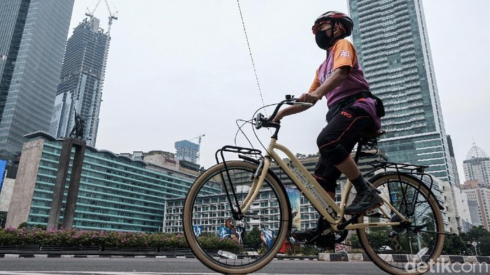 Kawasan Sudirman-Thamrin ramai dilalui pesepeda di tengah PPKM level 3 di Jakarta. Meski dilarang, masih ada goweser yang wara-wiri di san untuk olahraga.