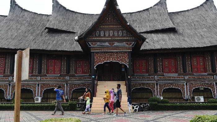 Dua wahana Taman Mini Indonesia Indah (TMII) telah dibuka untuk rekreasi. Dua wahana itu adalah Taman Reptilia dan Taman Burung.