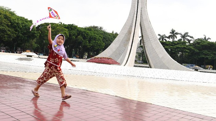 Dua wahana Taman Mini Indonesia Indah (TMII) telah dibuka untuk rekreasi. Dua wahana itu adalah Taman Reptilia dan Taman Burung.