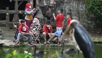 Tak sedikit pengunjung yang datang bersama anggota keluarga untuk mengisi waktu di akhir pekan. 