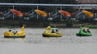 Tak sedikit pula pengunjung yang asyik menaiki perahu di danau area TMII, Jakarta. 