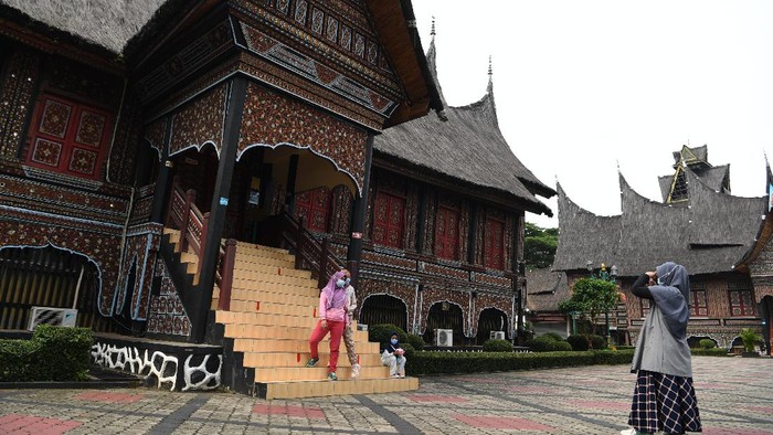 Dua wahana Taman Mini Indonesia Indah (TMII) telah dibuka untuk rekreasi. Dua wahana itu adalah Taman Reptilia dan Taman Burung.