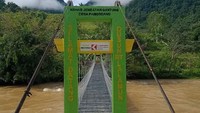 Dulu, jembatan ini sempat viral lantaran sudah rusak namun masih dilalui anak-anak sekolah dengan cara bergelantungan. Jembatan rusak sejak Oktober 2020 karena diterjang banjir bandang. (Dok. Istimewa)