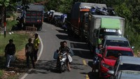 Jalur trans Kalimantan ini pun sempat terputus akibat banjir besar yang melanda kawasan tersebut. Sejumlah kendaraan terpaksa terhenti dan menunggu giliran bergerak di jalan trans Kalimantan Katingan, Kabupaten Katingan, Kalimantan Tengah. 