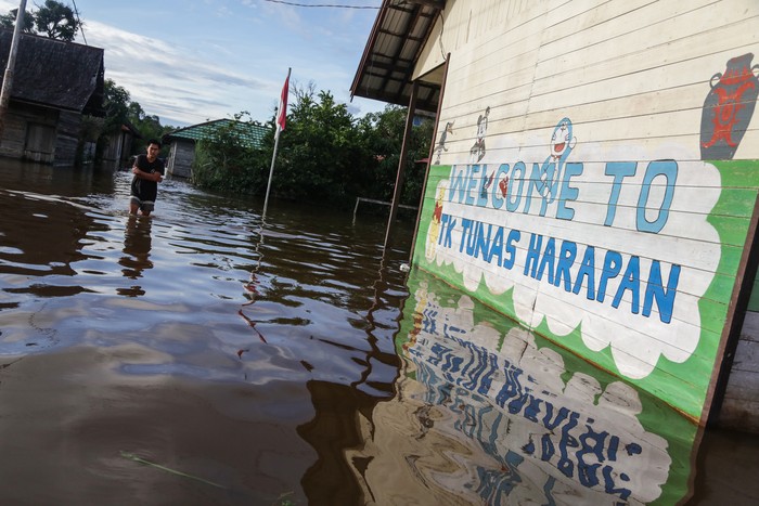 Warga menerobos banjir yang merendam permukiman sekitar rumahnya di Desa Petak Bahandang, Kabupaten Katingan, Kalimantan Tengah, Sabtu (11/9/2021). Badan Nasional Penanggulangan Bencana (BNPB) mencatat sebanyak 1.805 kejadian bencana alam terjadi di Indoensia pada periode I dari Januari hingga Agustus 2021, dari jumlah tersebut sebanyak 676 kejadian atau 40,3 persen merupakan bencana banjir. ANTARA FOTO/Makna Zaezar/foc.